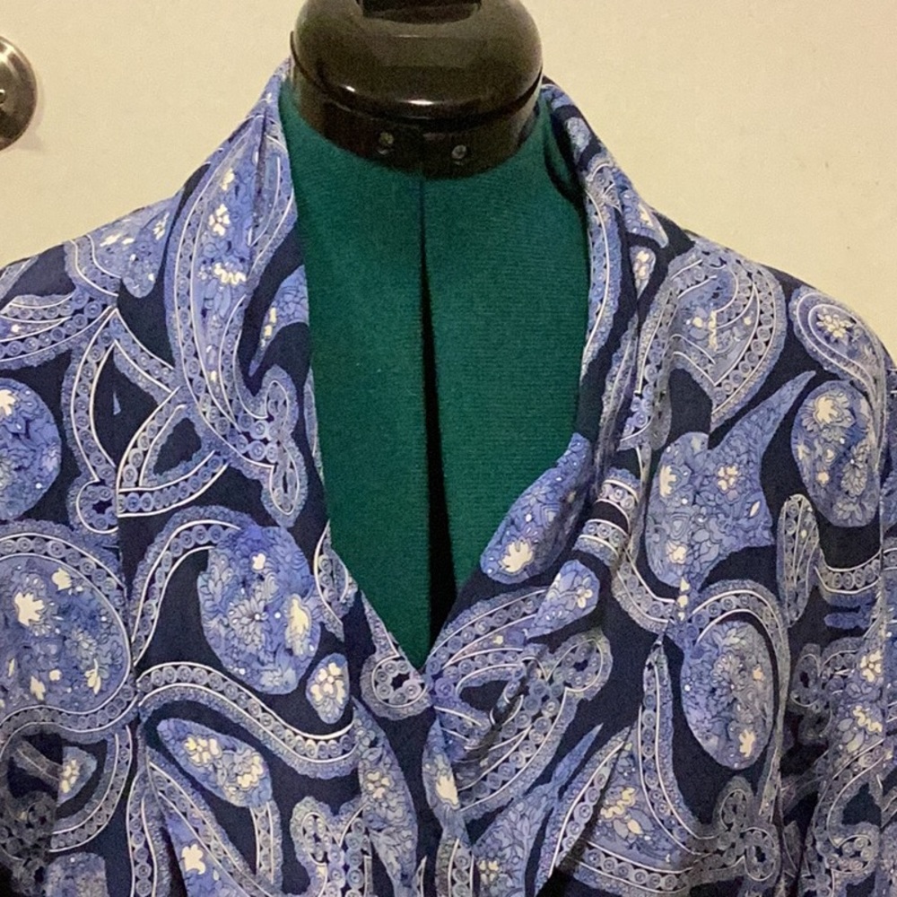 DANABUCHMAN 100% Silk Blouse 10, Cross over features w/covered buttons, Blue - Picture 3 of 9